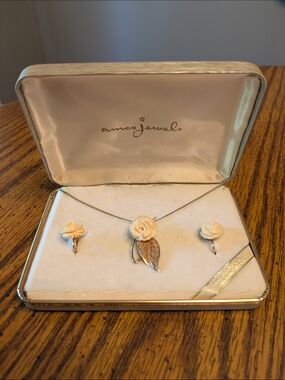 Vintage Amco Jewels Ivory Rose Pendant Necklace And Earrings Original Box